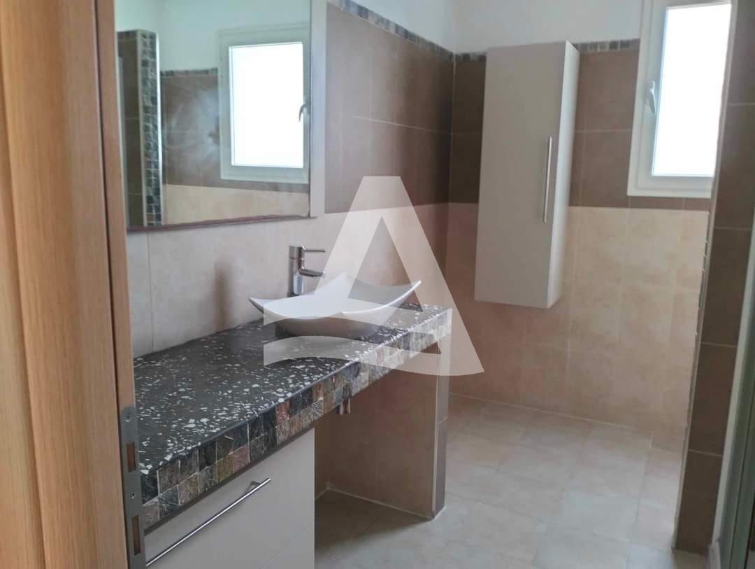 une villa a vendre a la soukra image 4