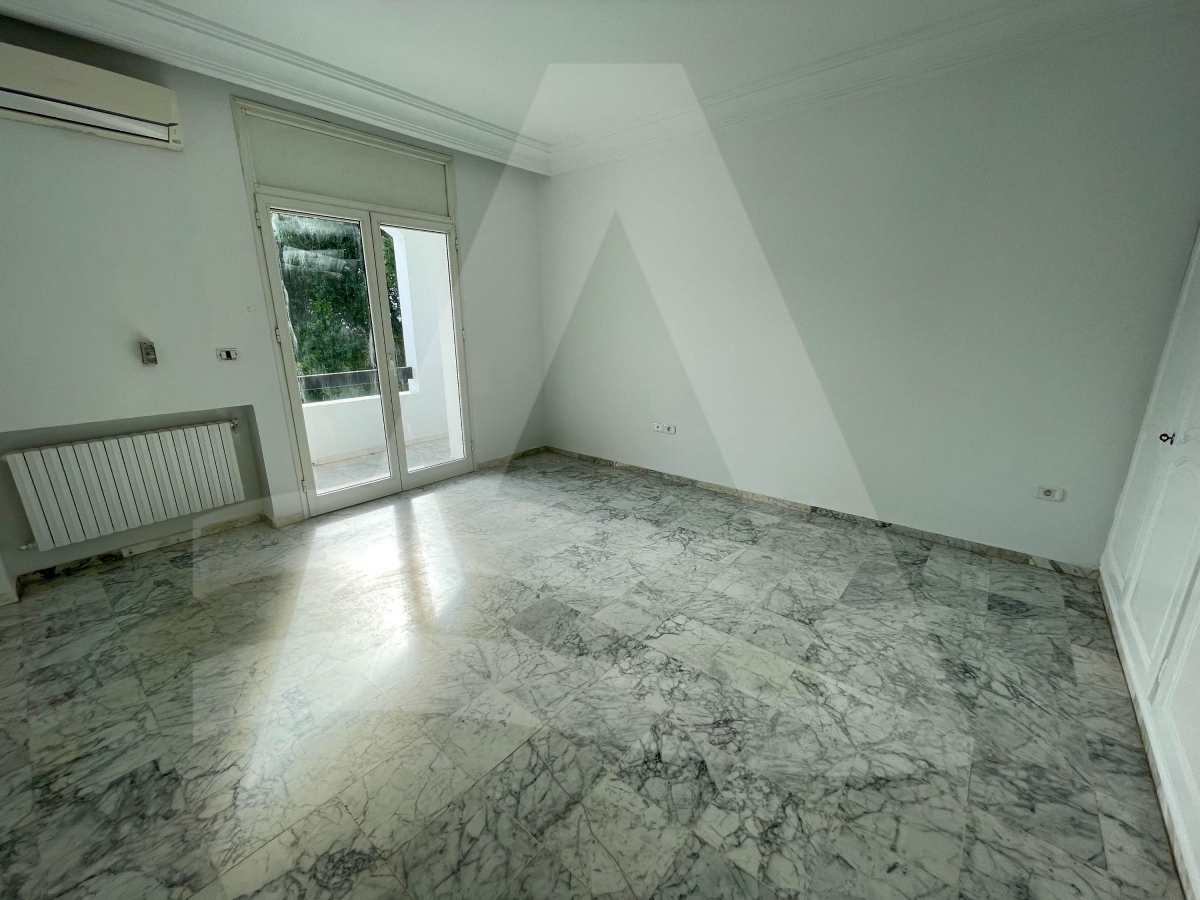 Une Villa avec piscine et jardin à louer à la Marsa image 6