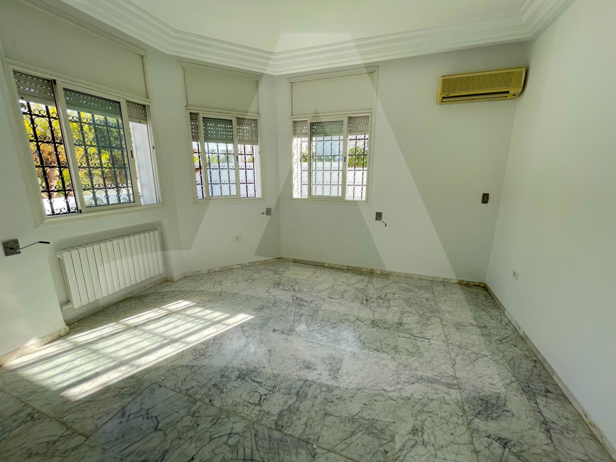 Une Villa avec piscine et jardin à louer à la Marsa image 10
